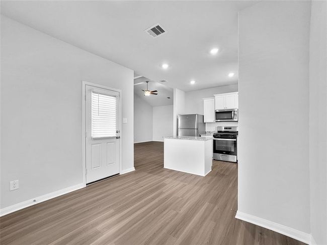 329 Grayson Baw Ln, House other with 4 bedrooms, 2 bathrooms and 2 parking in Waller TX | Image 4
