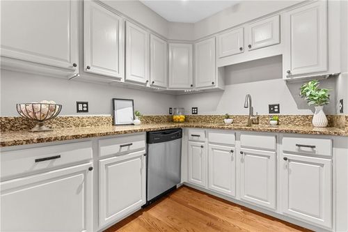 apt-2-4942 Walnut St, Kansas City, MO, 64112-2611 | Card Image