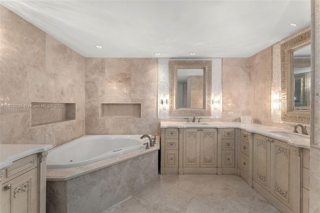 5233 - 5233 Fisher Island Dr, Condo with 4 bedrooms, 5 bathrooms and null parking in Miami Beach FL | Image 32