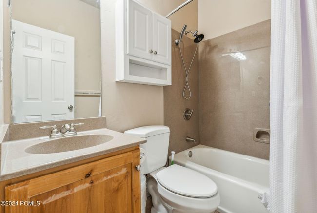 Bathroom 3 | Image 15
