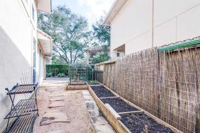 Grow your own vegetables! Planters are ready for your green thumb in this side yard. | Image 47