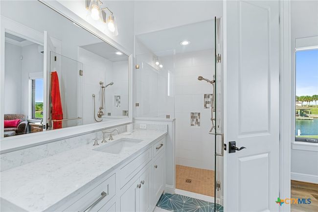 Casita Bathroom with Walk-In Shower | Image 31