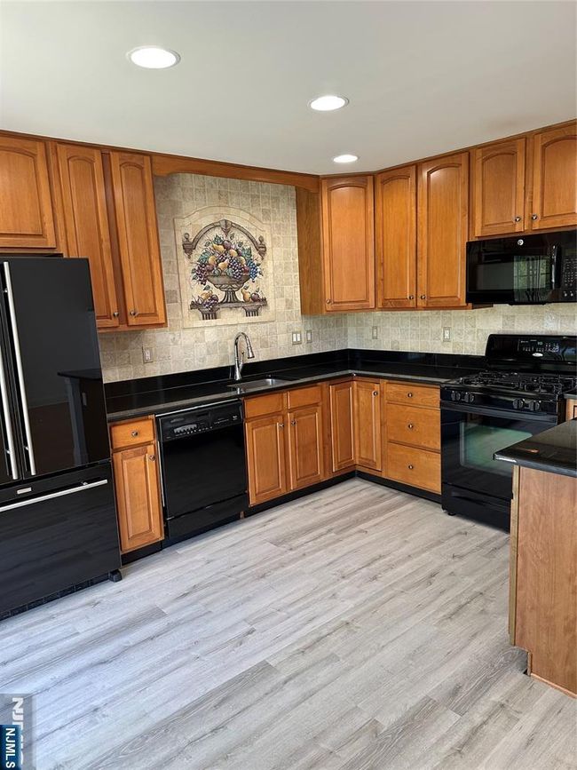 35 Magnolia Way, House attached with 3 bedrooms, 3 bathrooms and null parking in North Haledon NJ | Image 11