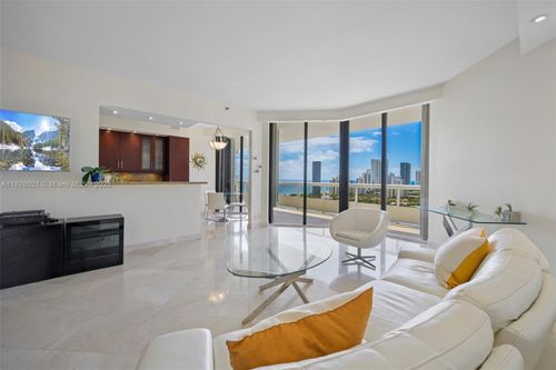 ts8-20191 E Country Club Dr, Aventura, FL, 33180-3012 | Card Image