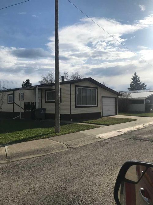 405 57 Avenue W, Home with 2 bedrooms, 1 bathrooms and 4 parking in Claresholm AB | Card Image