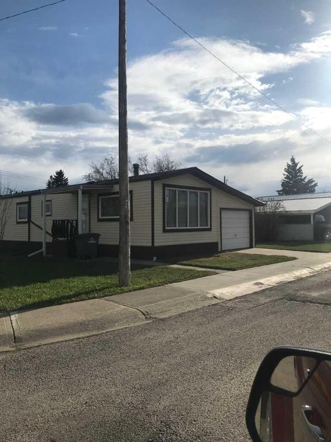405 57 Avenue W, Home with 2 bedrooms, 1 bathrooms and 4 parking in Claresholm AB | Image 1