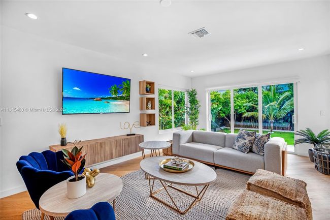 38 Sw 25 Th Rd, House other with 3 bedrooms, 3 bathrooms and null parking in Miami FL | Image 8