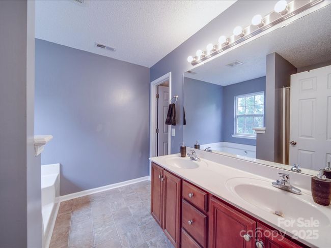 Primary Bathroom | Image 34