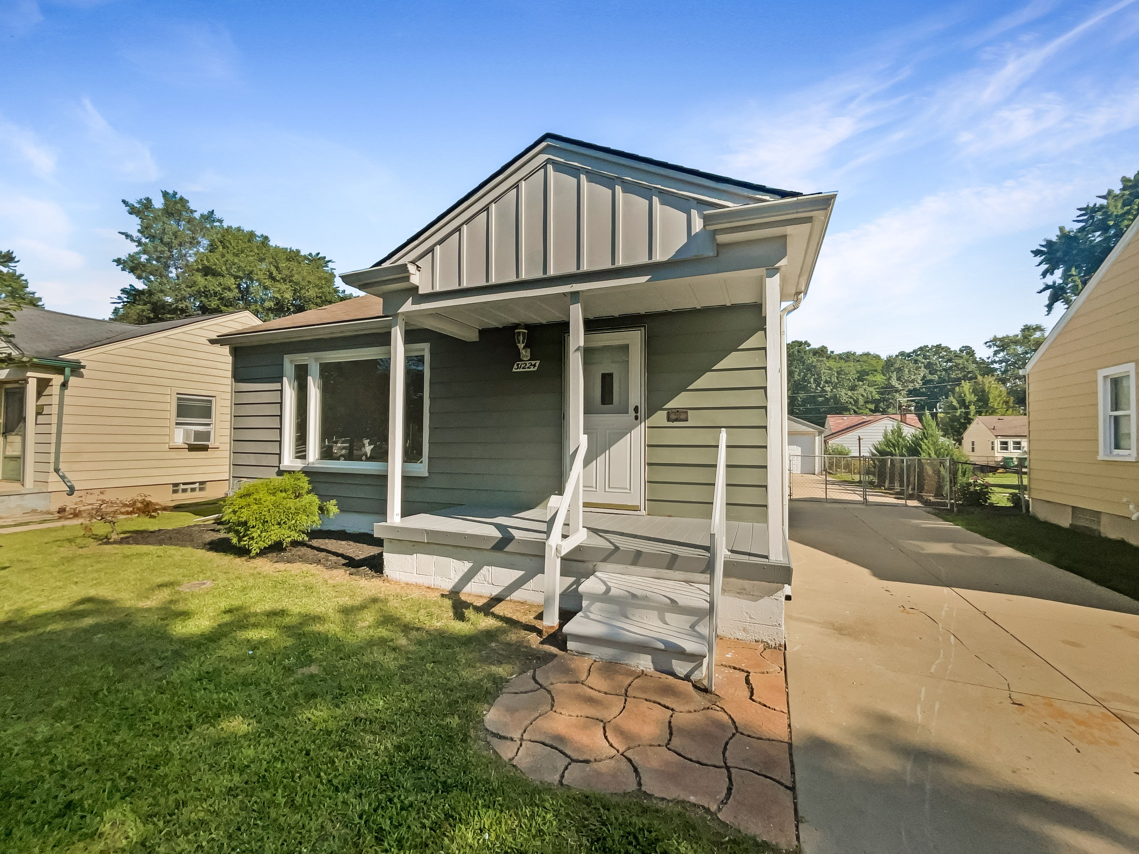 Barton St, Garden City, MI 48135