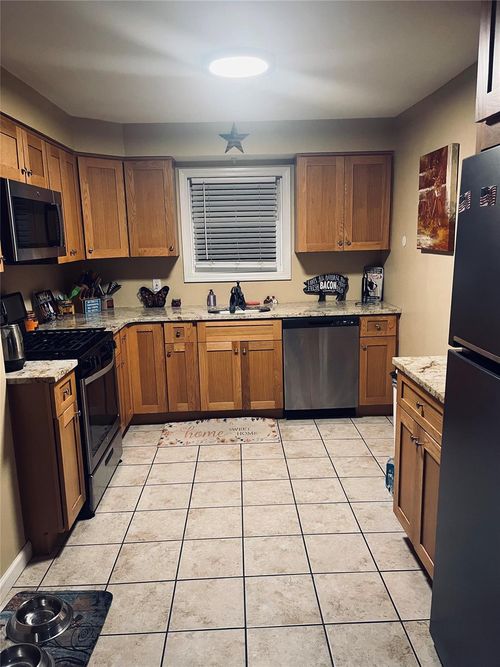 127 Quebec Rd, Island Park, NY, 11558-1483 | Card Image
