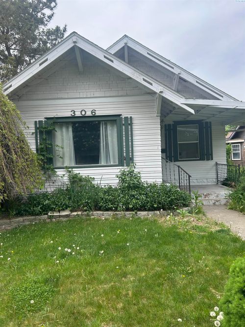 306 Cedar St, Grandview, WA, 98930-1371 | Card Image