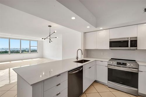 apt-16f-5600 Collins Ave, Miami Beach, FL, 33140-2416 | Card Image