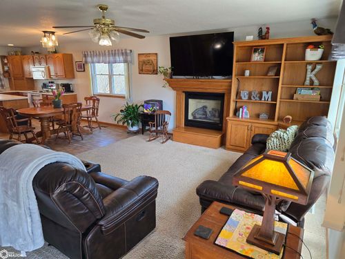 934 11th St Ne, Mason City, IA, 50401-2334 | Card Image