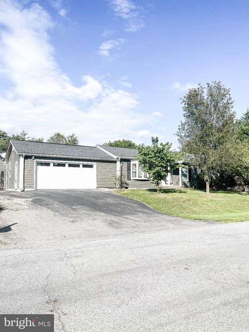 33 Whirlwind Dr, MARTINSBURG, WV, 25404-3678 | Card Image