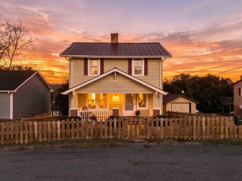 214 Thompson St, Staunton, VA, 24401-3928 | Card Image
