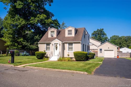 120 Aspen Rd, Kings Park, NY, 11754-3201 | Card Image