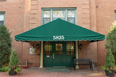 301 - 5825 5th, Condo with 2 bedrooms, 1 bathrooms and 1 parking in Shadyside PA | Image 2