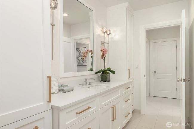 8620 N Mercer Way, House other with 5 bedrooms, 5 bathrooms and 3 parking in Mercer Island WA | Image 24