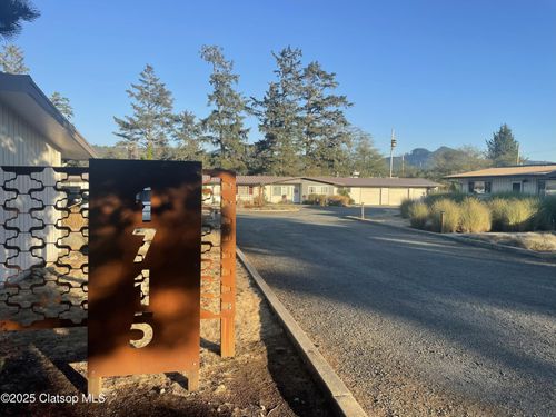 1715 S Franklin St, Seaside, OR, 97138-5247 | Card Image