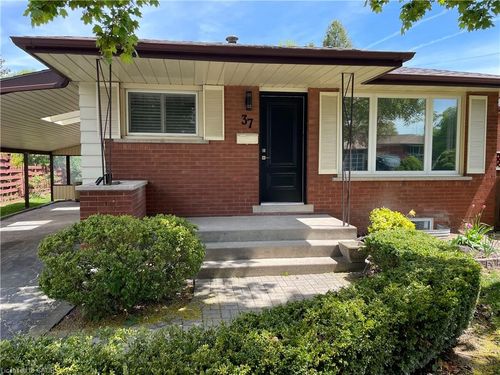 upper-37 Goldfinch Rd, Hamilton, ON, L9A3W8 | Card Image