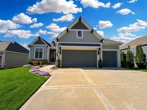 1100 Sw Heather Dr, Lee's Summit, MO, 64081-7827 | Card Image