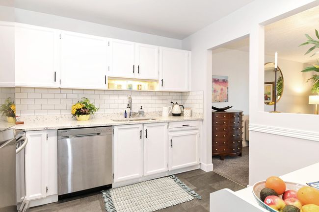 302 - 1355 Winter St, Condo with 2 bedrooms, 2 bathrooms and 1 parking in White Rock BC | Image 8