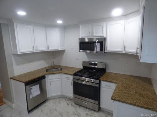 669 Wadleigh Ave, W Hempstead, NY, 11552-3721 | Card Image