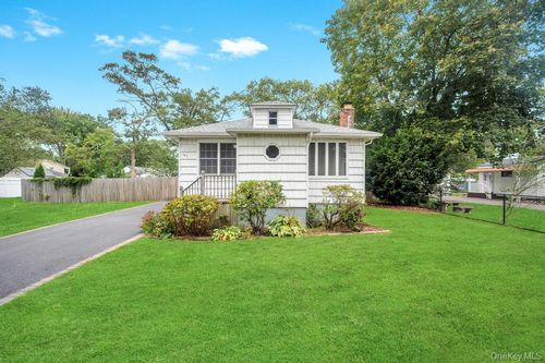 167 Officials Ave, Holbrook, NY, 11741-3218 | Card Image