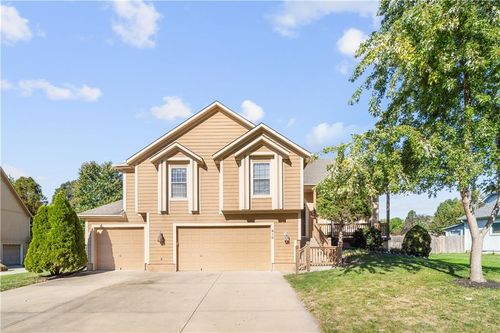 610 Roanke Dr, Raymore, MO, 64083-9093 | Card Image