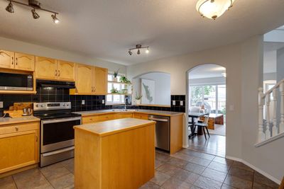 7967 Wentworth Dr Sw, House detached with 3 bedrooms, 3 bathrooms and 2 parking in Calgary AB | Image 2