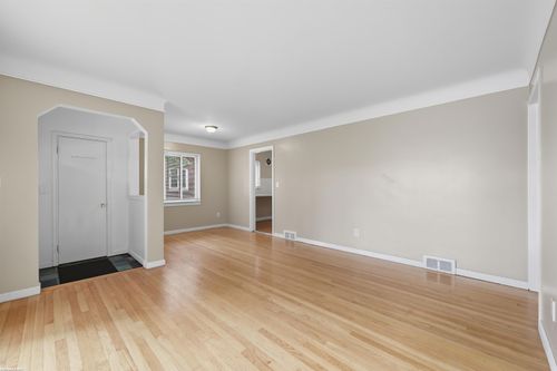 24211 Kenosha St, Oak Park, MI, 48237-1513 | Card Image