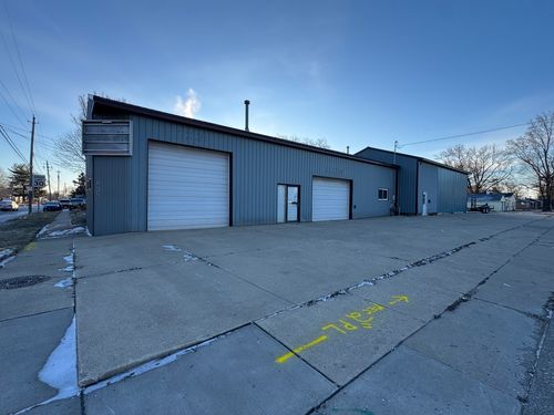 3869 Rockingham Rd, Davenport, IA, 52802-2504 | Card Image