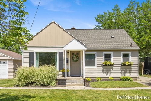 3543 30th St, Grandville, MI, 49418-1401 | Card Image