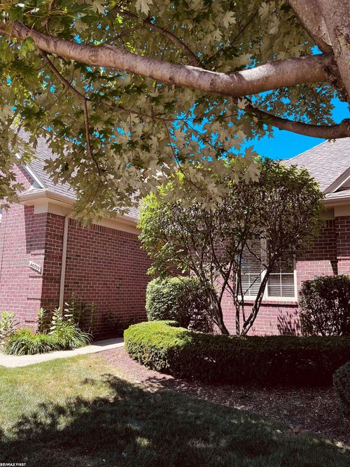 40709 Turnberry Dr, Sterling Heights, MI, 48310-1759 | Card Image