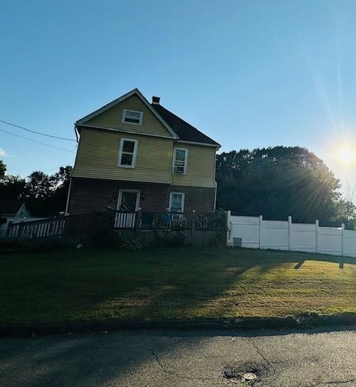 79 Newell St, Chicopee, MA, 01013-3852 | Card Image