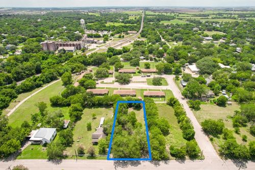 821 N Blanco St, Lockhart, TX, 78644-1704 | Card Image