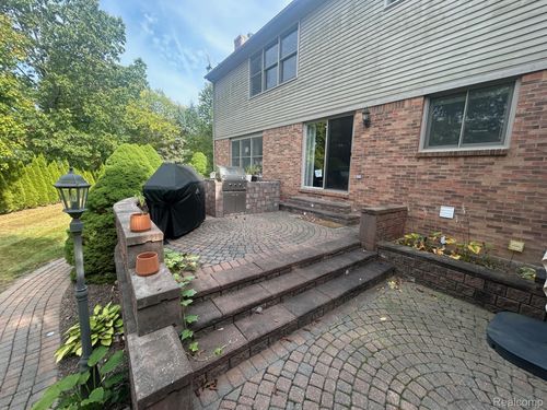 3904 Kaeleaf Rd, Lake Orion, MI, 48360-2622 | Card Image