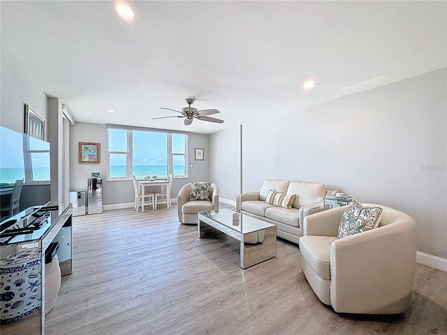 Large living room area | Image 11