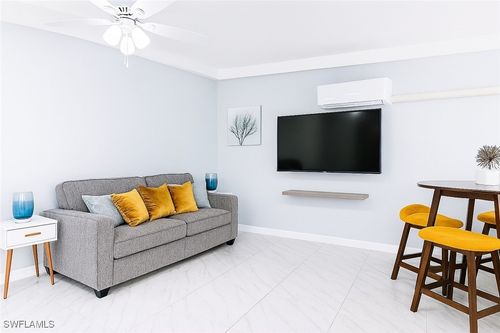 726 Park Ave, NAPLES, FL, 34110-1514 | Card Image