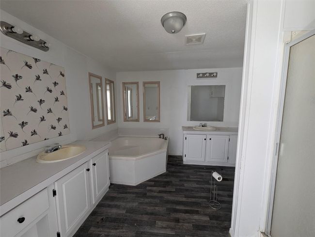 Large soaking tub & double sinks | Image 9