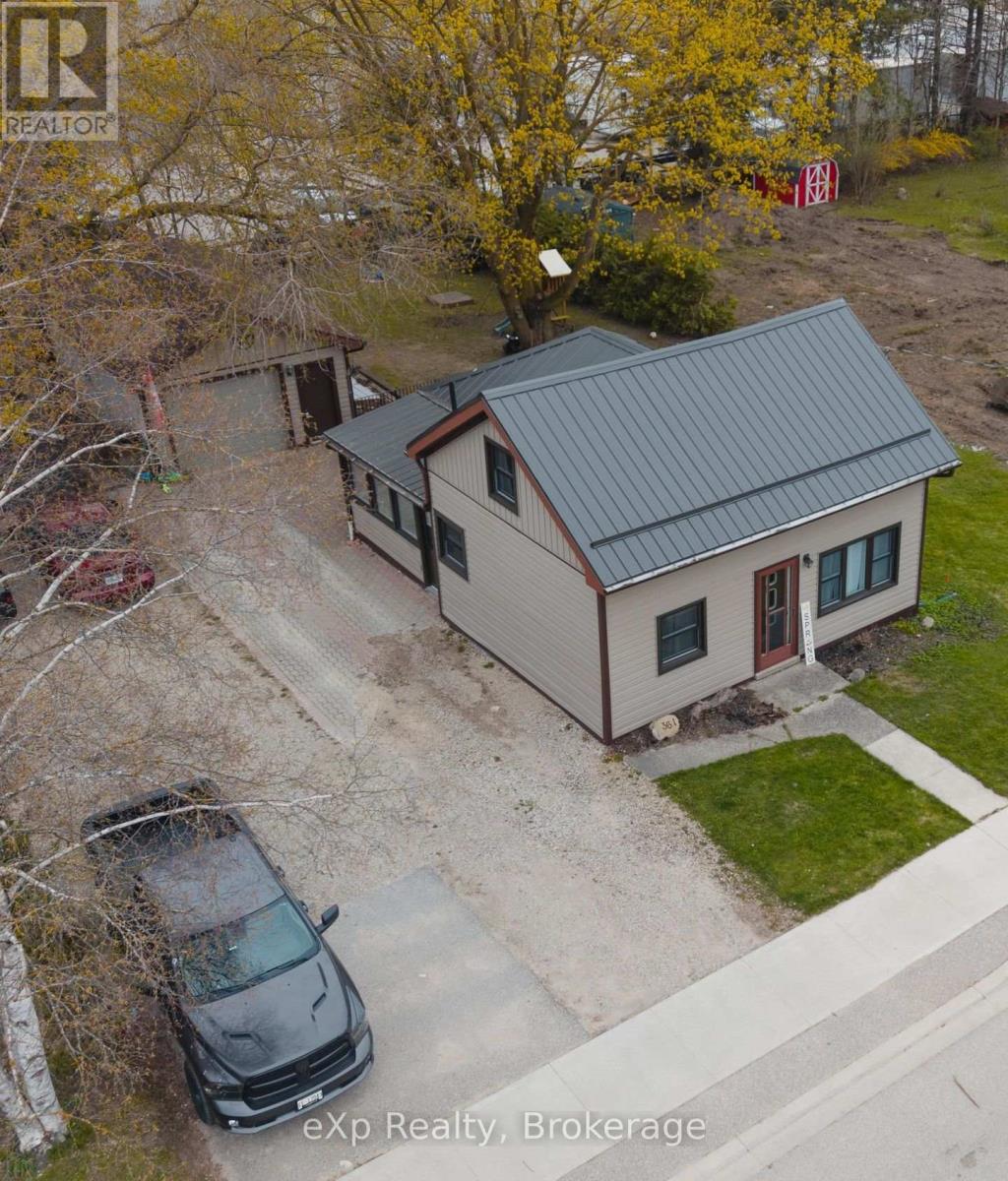 Residential in Wellington North (Mount Forest) 2