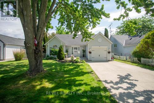 61 Leslie Avenue, Norfolk (Port Dover), ON, N0A1N4 | Card Image