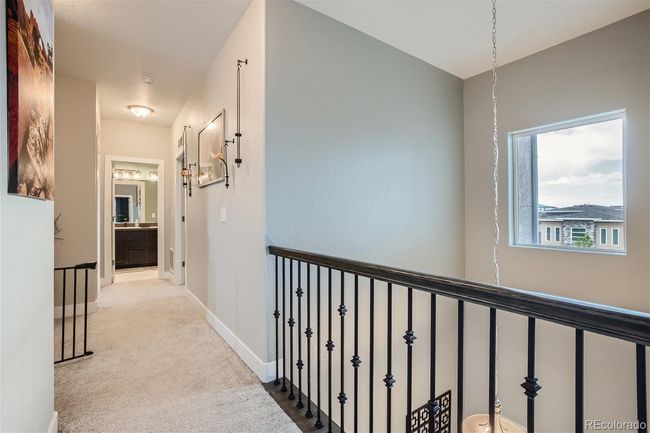 Top of stairs landing on upper floor | Image 28