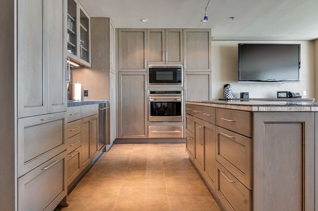 Wide galley area allows for room to flow thru kitchen | Image 20