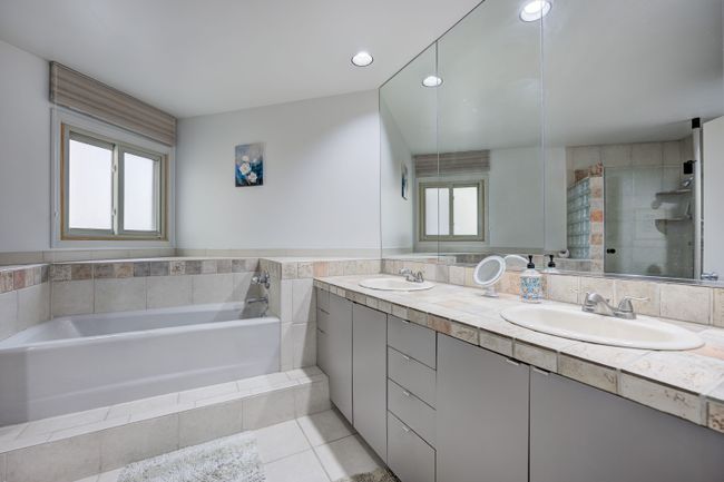 6255 Celeste Rd, Condo with 4 bedrooms, 4 bathrooms and null parking in West Bloomfield MI | Image 28