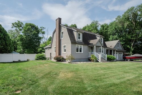 32 E Maple St, Easthampton, MA, 01027-1827 | Card Image