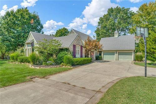 615 W Willow Ln, Ottawa, KS, 66067-3851 | Card Image