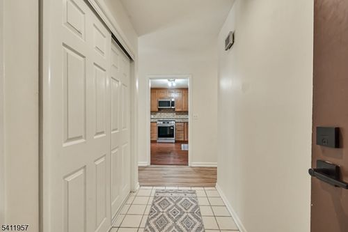 127 Oakmont Ct, Edison, NJ, 08820-1056 | Card Image