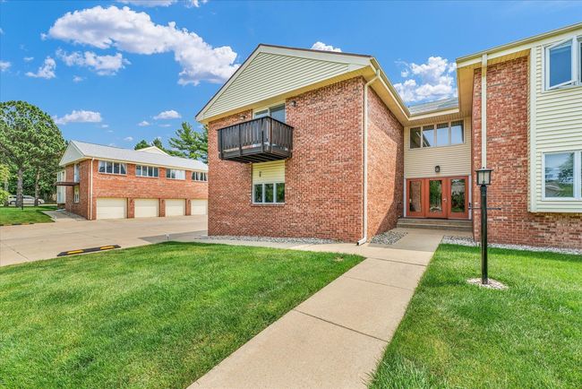 8 - 8 Fields E, Condo with 2 bedrooms, 2 bathrooms and 1 parking in Champaign IL | Image 4