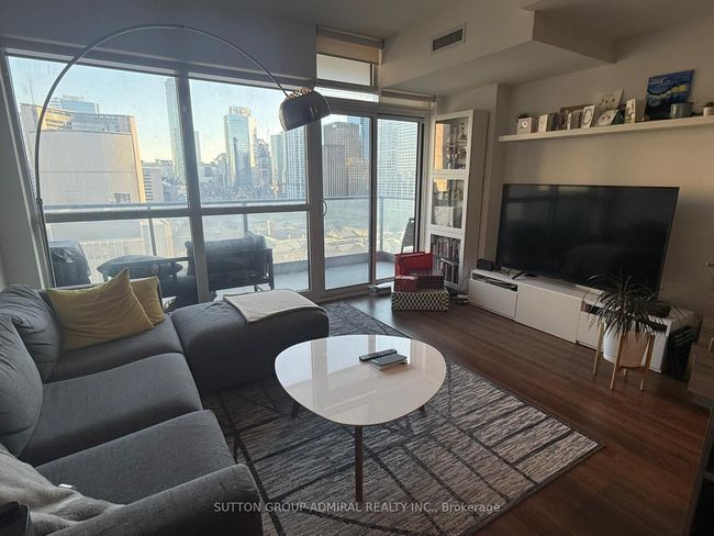 1611 - 210 Simcoe St, Condo with 2 bedrooms, 1 bathrooms and null parking in Toronto ON | Image 5